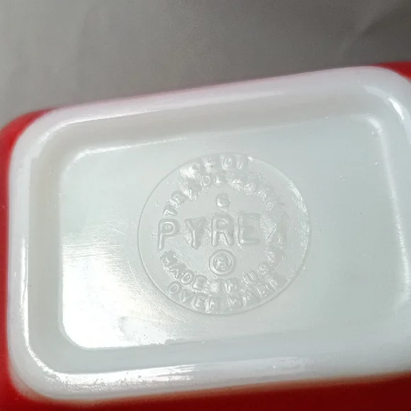 Vintage (1940's) Pyrex Small Casserole Dish No Lid - Picture 6 of 6